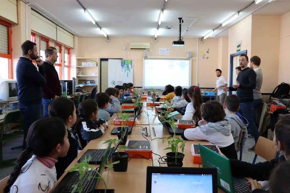 La Cátedra Corteva imparte un taller de robótica aplicada a la agricultura para niños