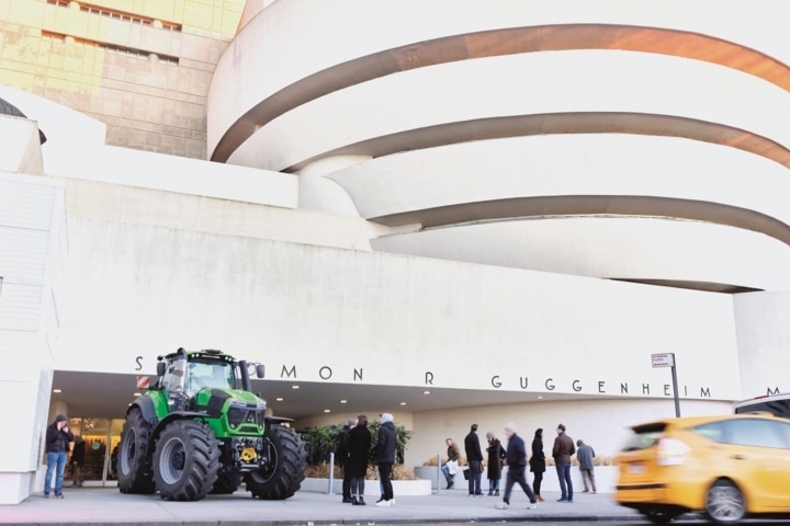 Un Deutz-Fahr 9340 TTV Warrior en el Guggenheim de Nueva York