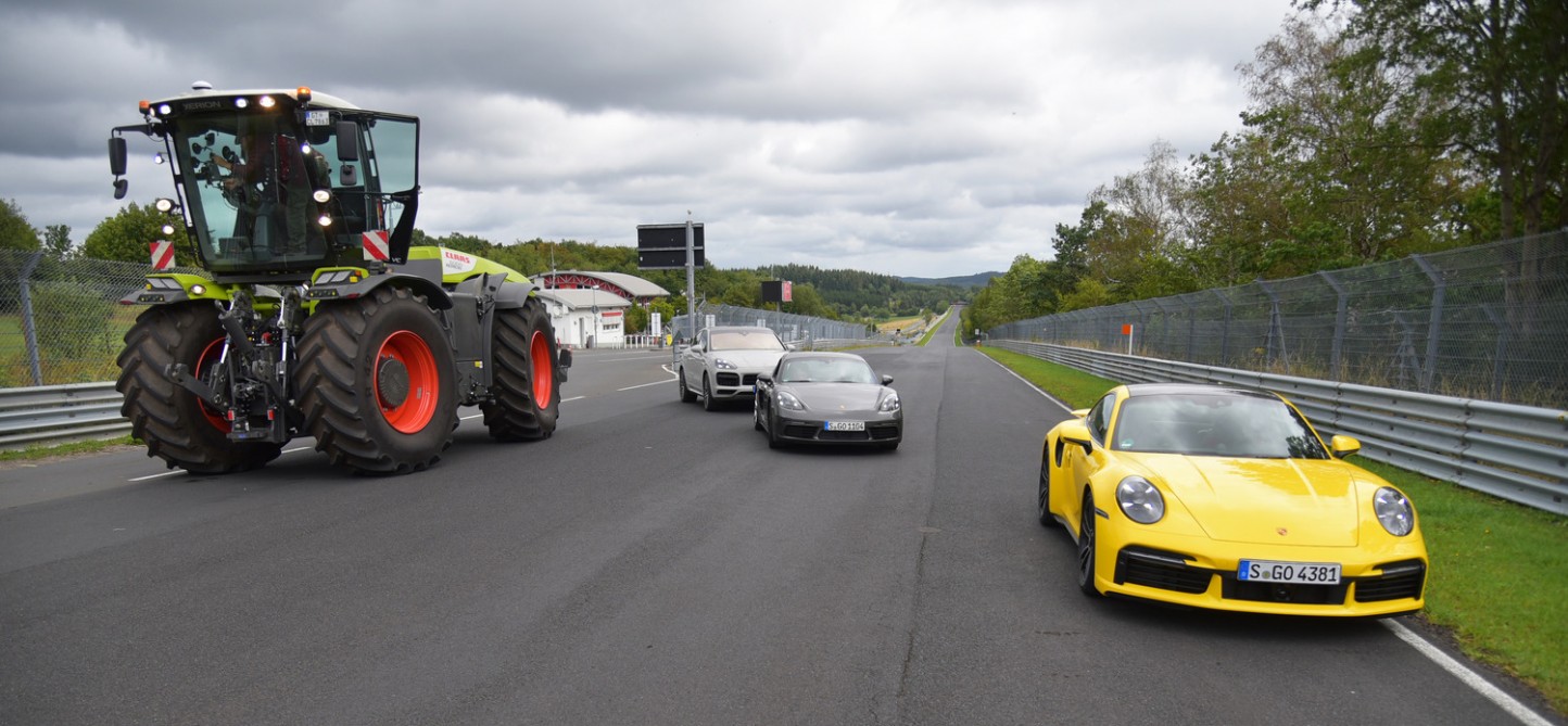 El Claas Xerion 5000 Trac VC se enfrenta al trazado de Nordschleife