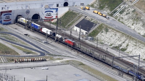 An Eurotunnel freight shuttle enters the Channel tunnel in Coquelles, near Calais, northern France Preocupación en los exportadores de frutas y hortalizas por el cierre de la frontera entre Francia y Reino Unido ante la nueva cepa de la COVID