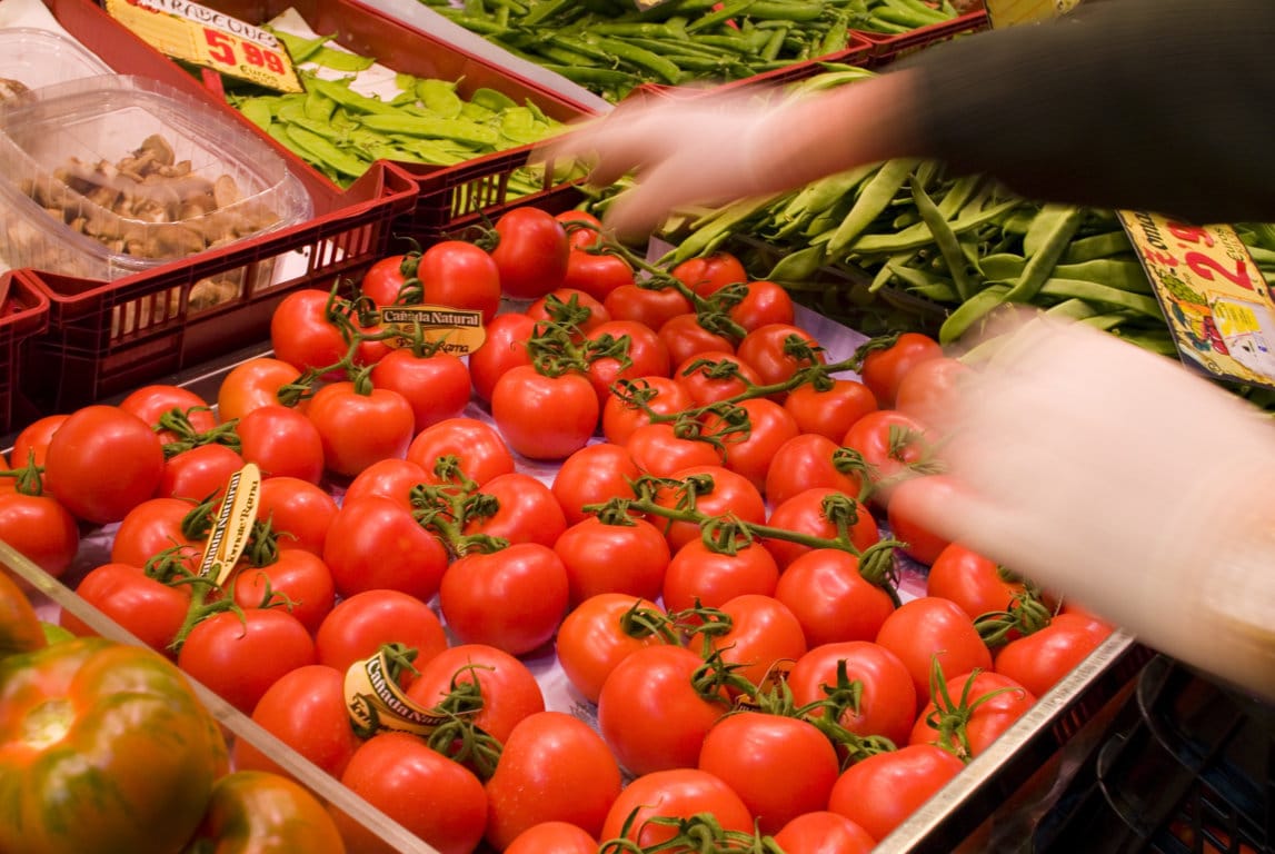 Carrefour incrementa las compras de tomate español y paraliza en Francia las de fresa