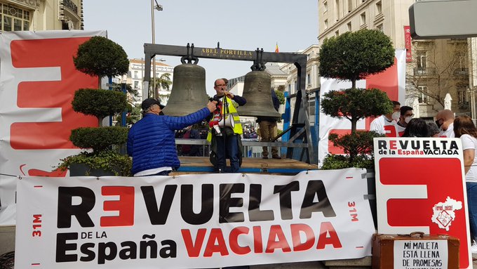 La España Vaciada sigue latiendo y renueva sus demandas con una campanada ante el Congreso de los Diputados