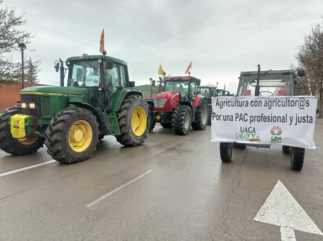 Más de 150 tractores reivindican en Teruel una PAC justa para el medio rural