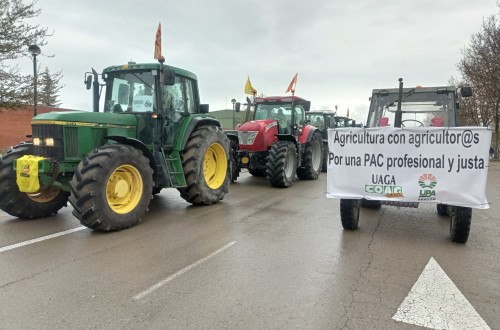 Más de 150 tractores reivindican en Teruel una PAC justa para el medio rural