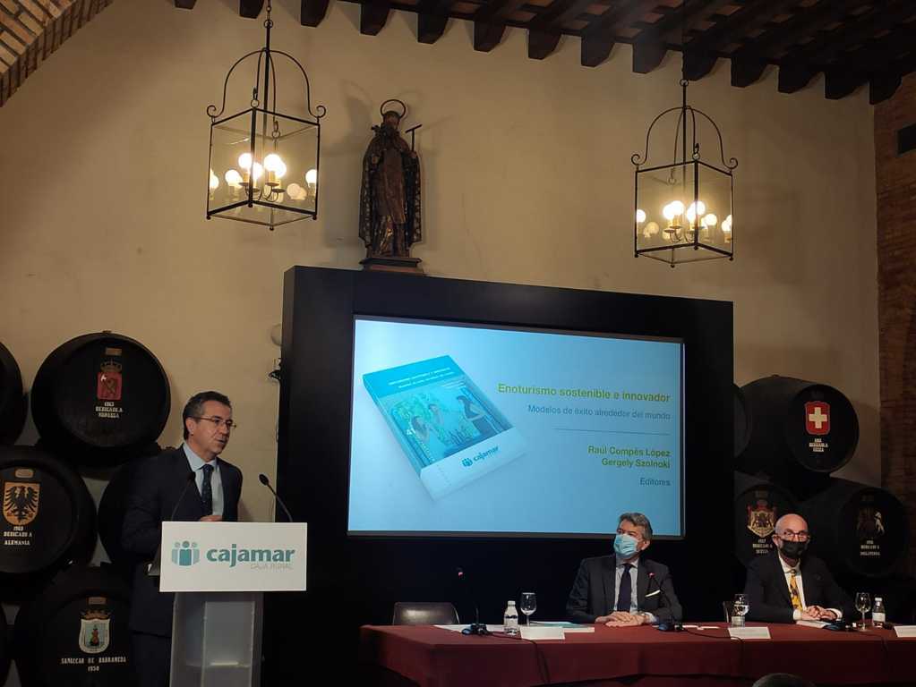 Cajamar presenta en Jerez una publicación sobre enoturismo sostenible e innovador