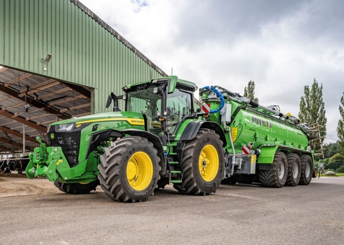 John Deere oferta un sistema de control de presión de neumáticos totalmente integrado en su serie de tractores 8R