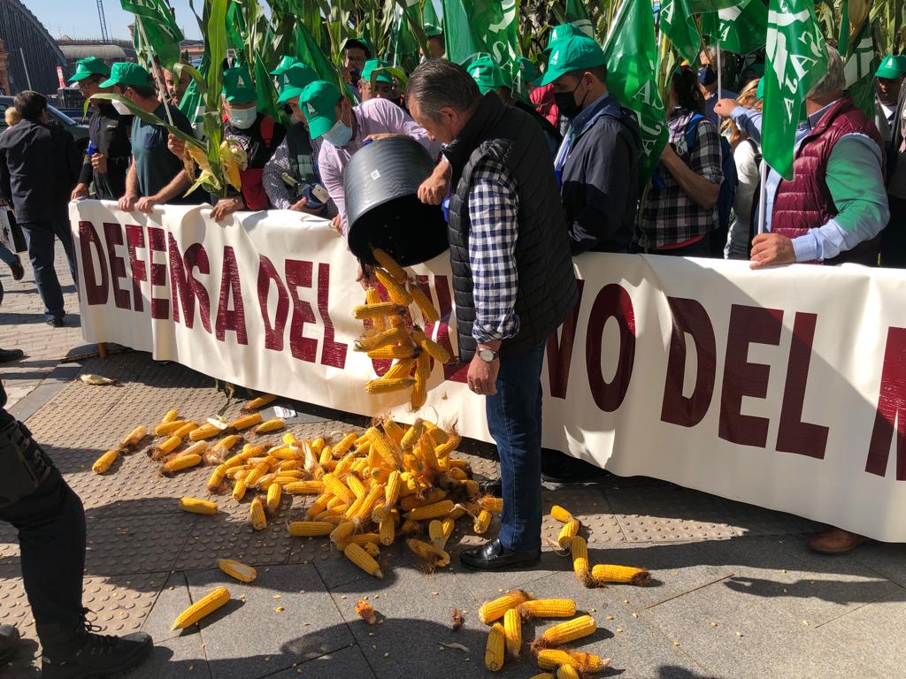 Concentración de agricultores ante el MAPA en protesta por el trato al cultivo del maíz en el PE-PAC