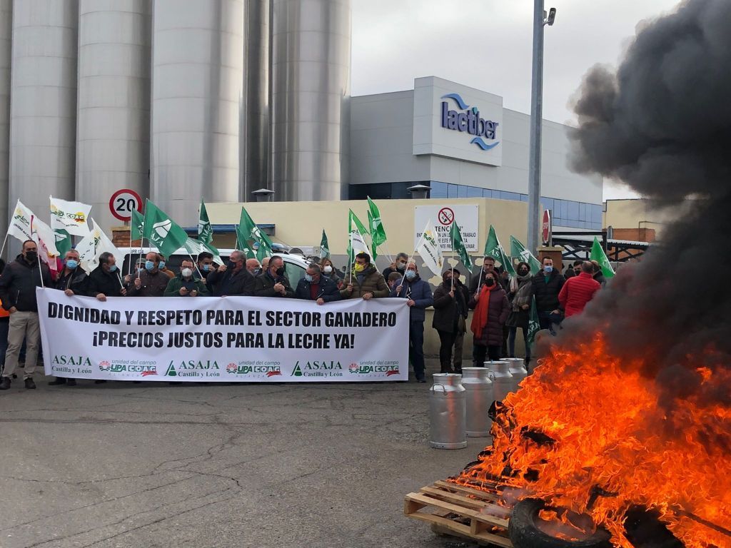 El sector lácteo se vuelve a manifestar en León por un precio justo por la leche