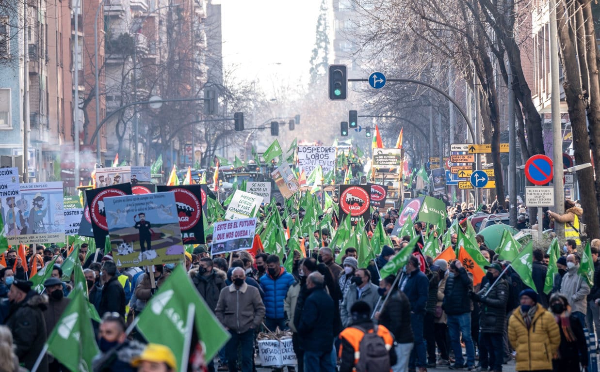 Agricultores y ganaderos riojanos se manifiestan por el futuro y la rentabilidad del sector