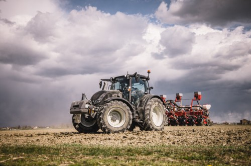 Gira automáticamente el tractor en la cabecera con la nueva función SmartTurn de Valtra
