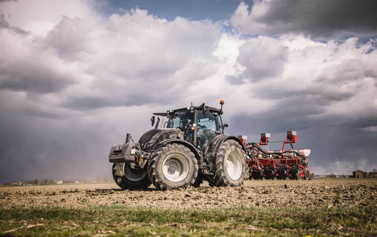 Gira automáticamente el tractor en la cabecera con la nueva función SmartTurn de Valtra