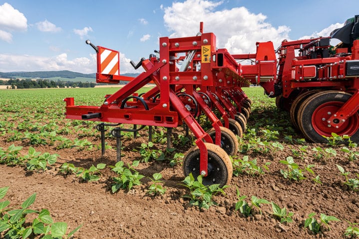 El bastidor de dirección de Steketee amplía el campo de aplicación de cualquier máquina escardadora