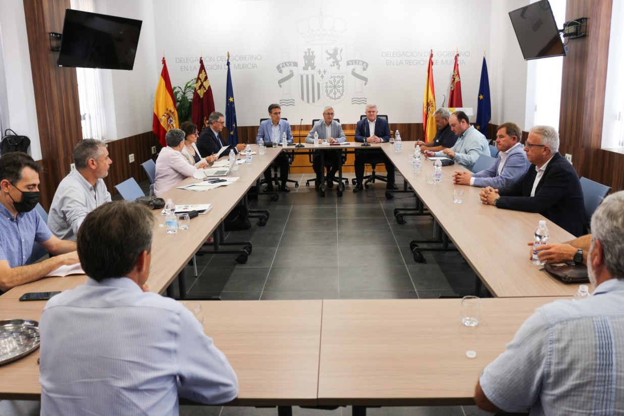 Gobierno, regantes y sector agrario del Campo de Cartagena crean una Mesa de trabajo para recuperar el Mar Menor