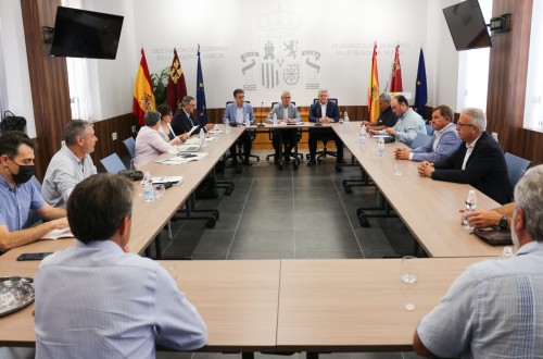 Gobierno, regantes y sector agrario del Campo de Cartagena crean una Mesa de trabajo para recuperar el Mar Menor