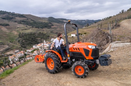 Kubota amplía su gama de tractores compactos con el nuevo LX-351 DM