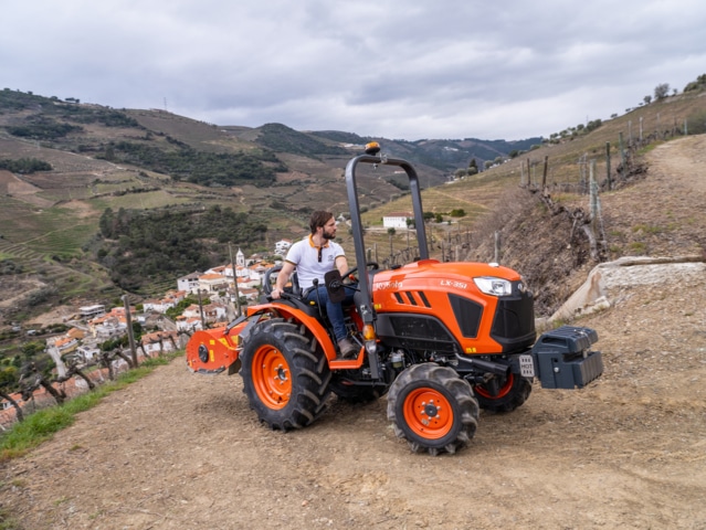 Kubota amplía su gama de tractores compactos con el nuevo LX-351 DM