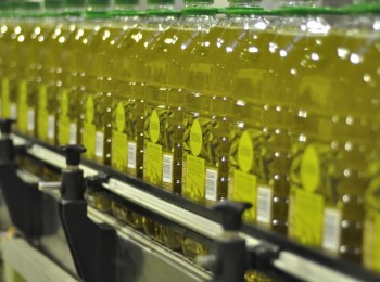 La mala cosecha por la sequía y los altos precios reducen un 18% las ventas de aceite de oliva en un año