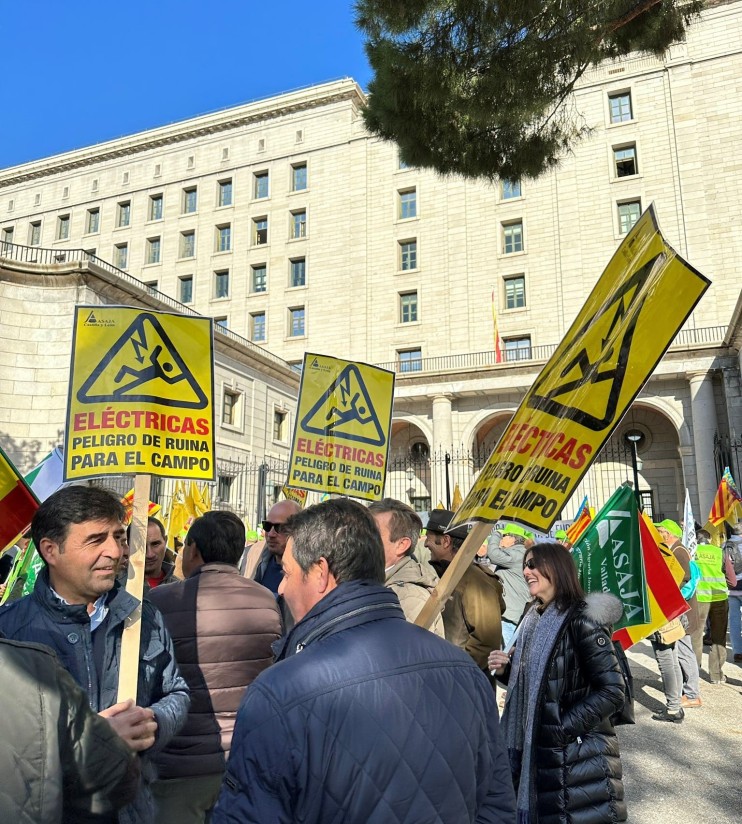 Varios centenares de agricultores de ASAJA piden la dimisión Ribera por su intento de destruir el campo español