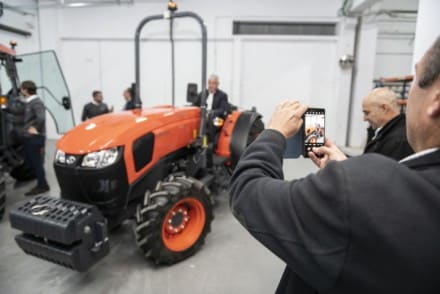 Kubota España presenta el nuevo tractor M5002 Narrow ante sus concesionarios
