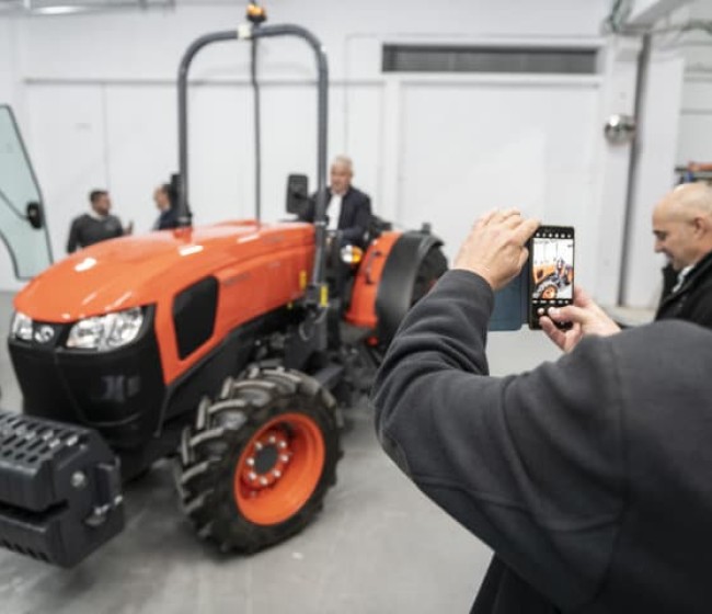 Kubota España presenta el nuevo tractor M5002 Narrow ante sus concesionarios
