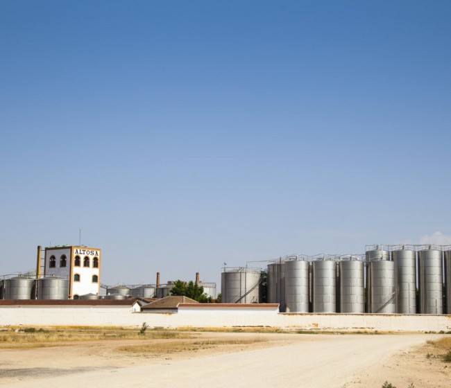 El sector productor urge al MAPA una destilación de crisis para aliviar stocks de vino en bodega