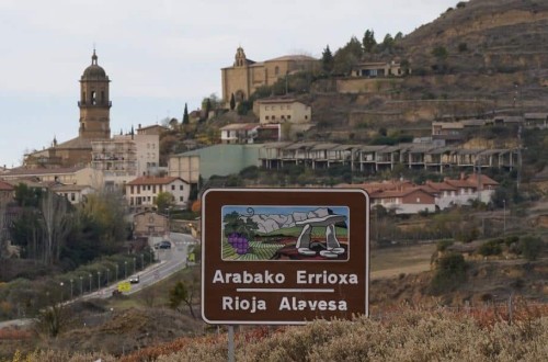 Suspenden judicialmente el permiso del Gobierno Vasco para vender vino etiquetado como «Viñedos de Álava»