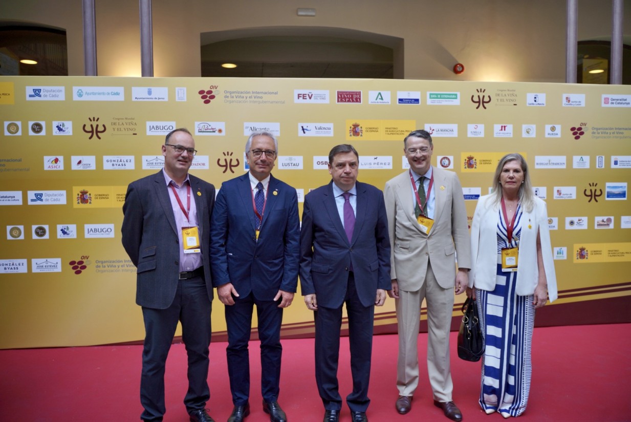 Planas inaugura en Cádiz el 44 Congreso Mundial de la Viña y el Vino