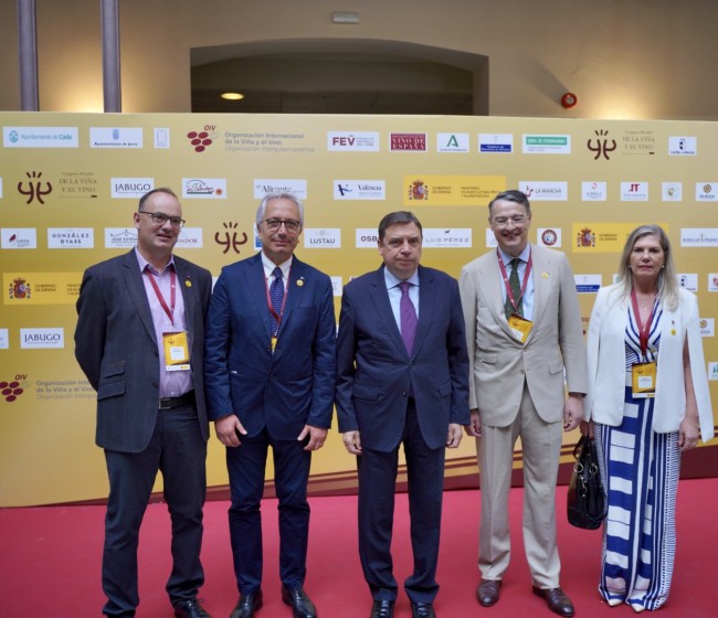 Planas inaugura en Cádiz el 44 Congreso Mundial de la Viña y el Vino