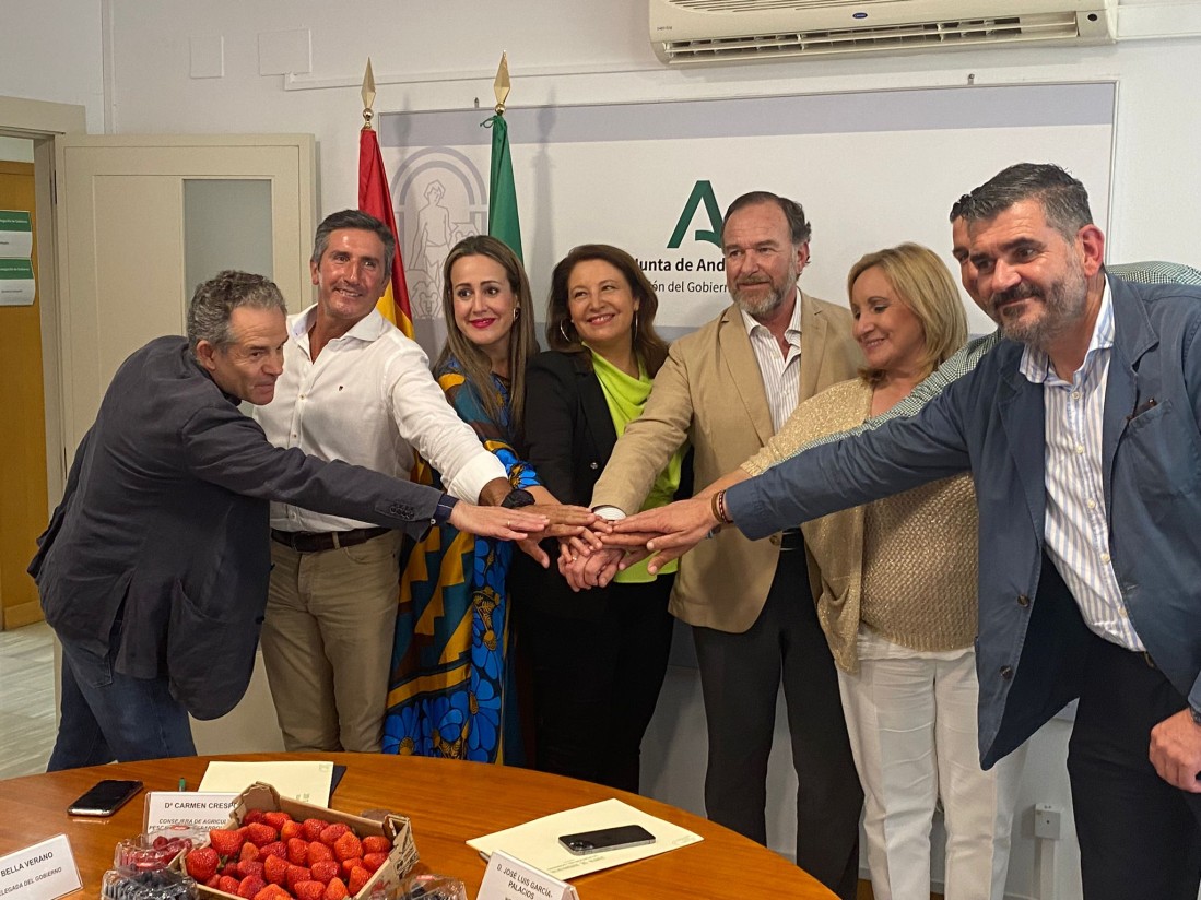 Interfresa y Junta de Andalucía suscriben una declaración institucional en defensa de los frutos rojos