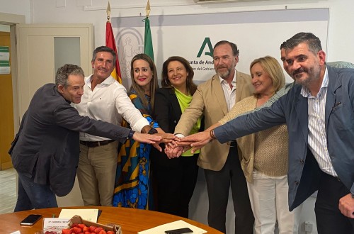 Interfresa y Junta de Andalucía suscriben una declaración institucional en defensa de los frutos rojos