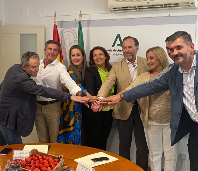 Interfresa y Junta de Andalucía suscriben una declaración institucional en defensa de los frutos rojos