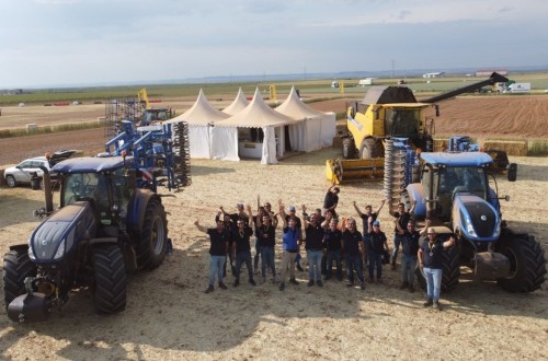 El T7.300 PLM Intelligence, protagonista del espacio de New Holland en Demoagro