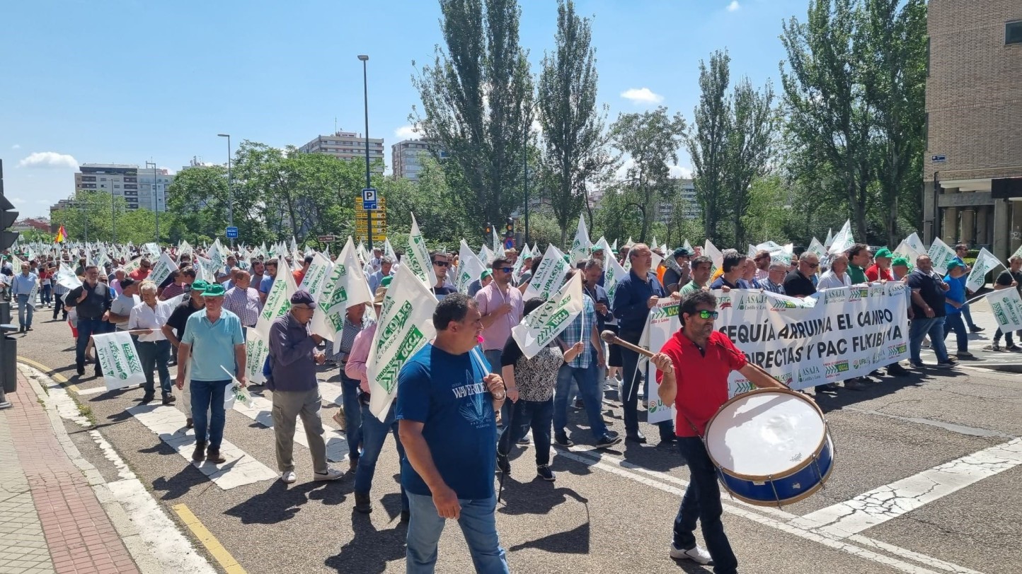 Varios miles de agricultores de Castilla y León se manifiestan para exigir ayudas urgentes por la sequía