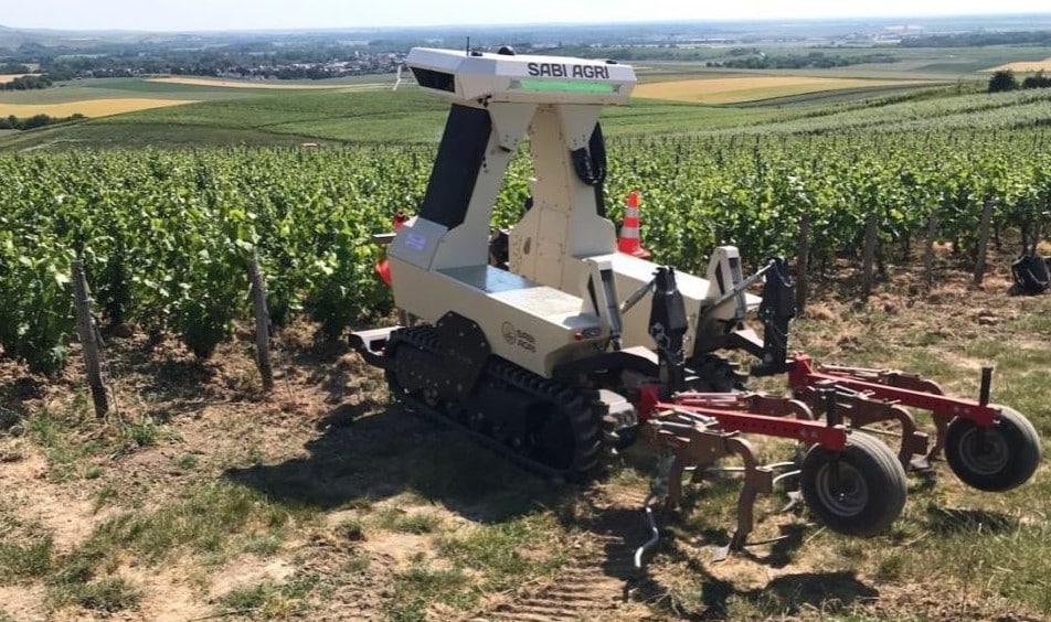 Zilus, el nuevo robot vitícola 100% eléctrico de Sabi Agri