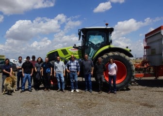 Claas Axion 870 con sistema de optimización Cemos en prueba de transporte
