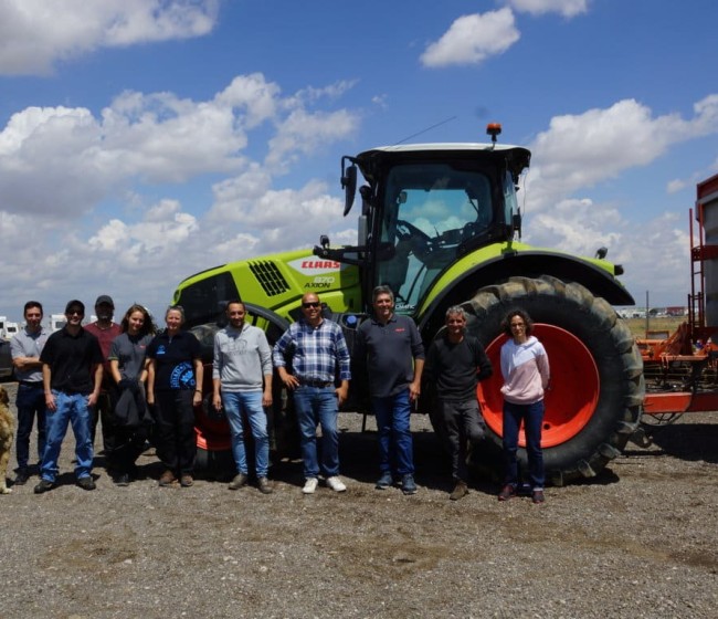 Claas Axion 870 con sistema de optimización Cemos en prueba de transporte