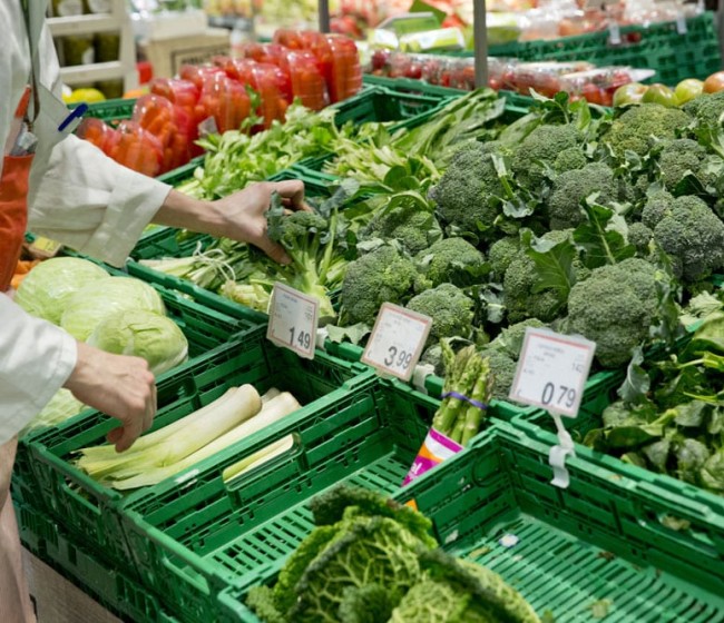 El precio de los alimentos frescos de la cesta de la compra que analiza la OCU sube un 6,7% en el último año