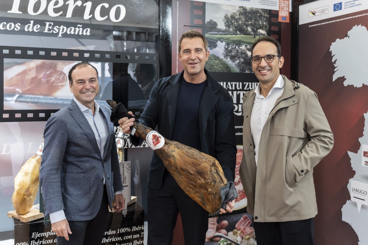ASICI entrega un jamón ibérico al actor Fernando Gil