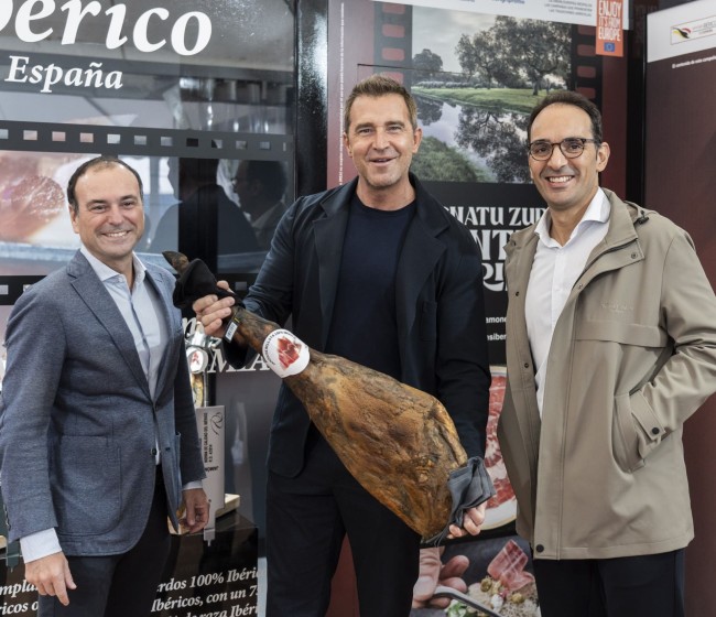 ASICI entrega un jamón ibérico al actor Fernando Gil