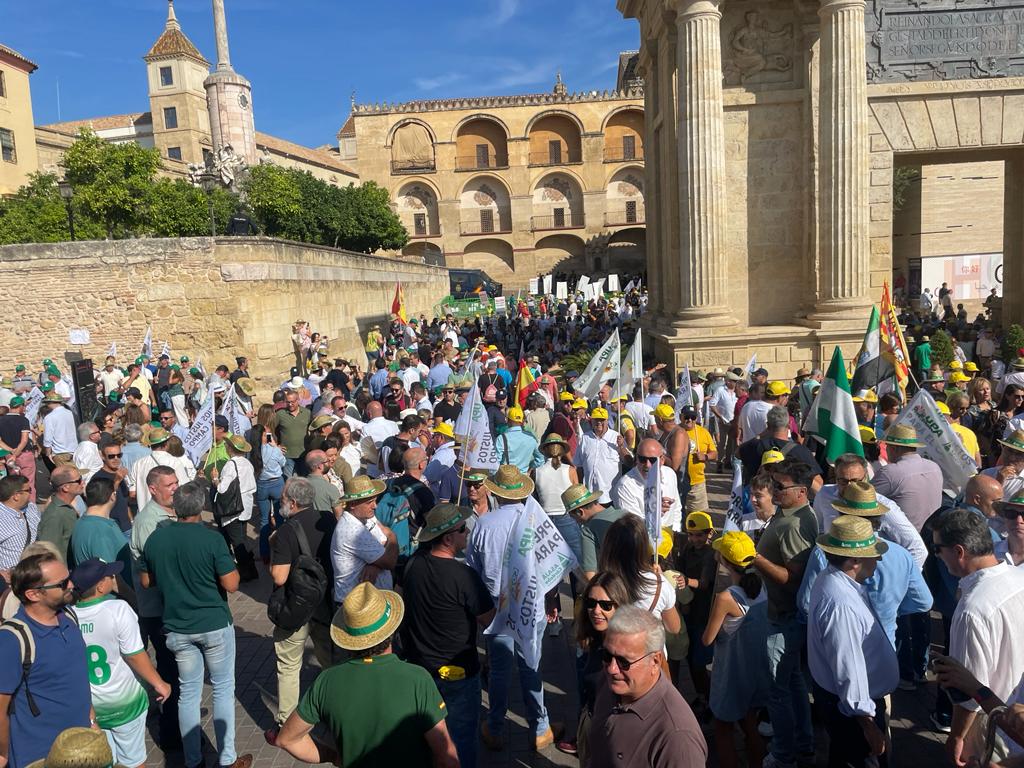 Varios miles de personas se manifiestan en Córdoba contra la política agraria de la Unión Europea