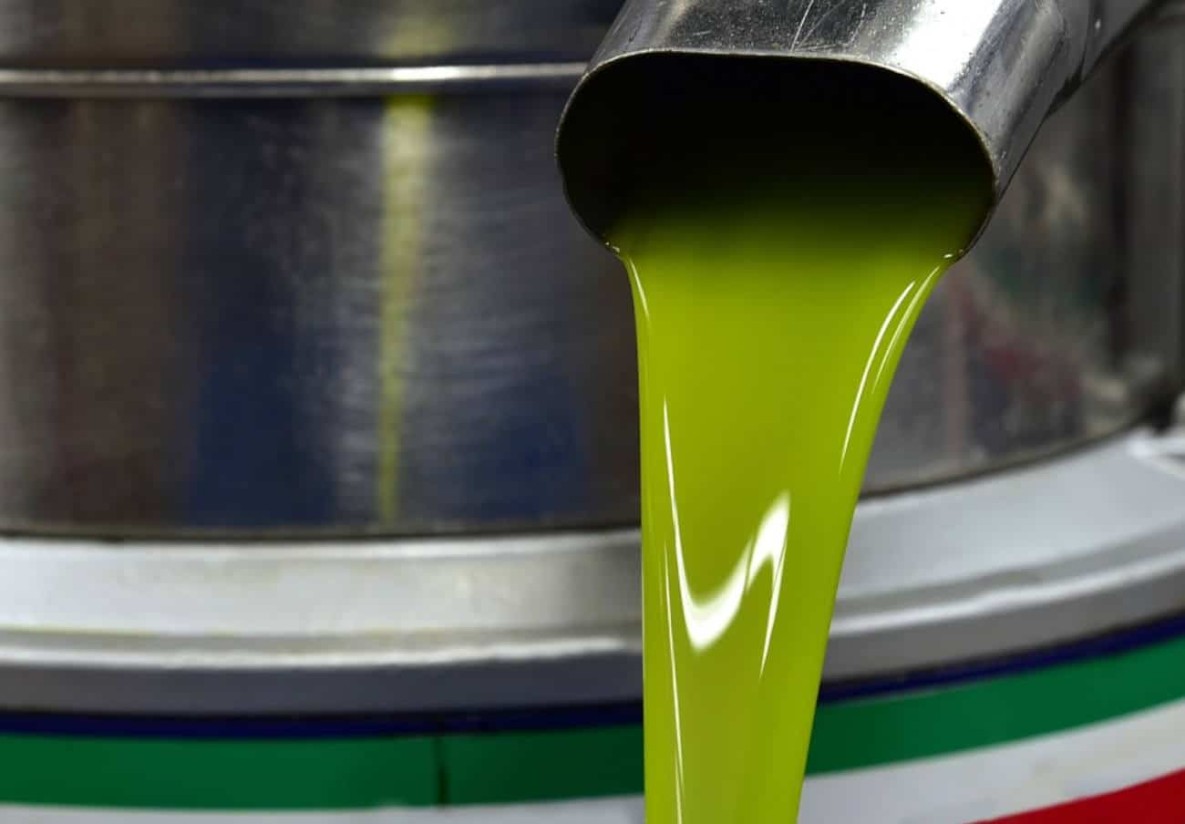Las existencias de aceite de oliva se reducen hasta las 271.970 tn, a un mes de finalizar la campaña