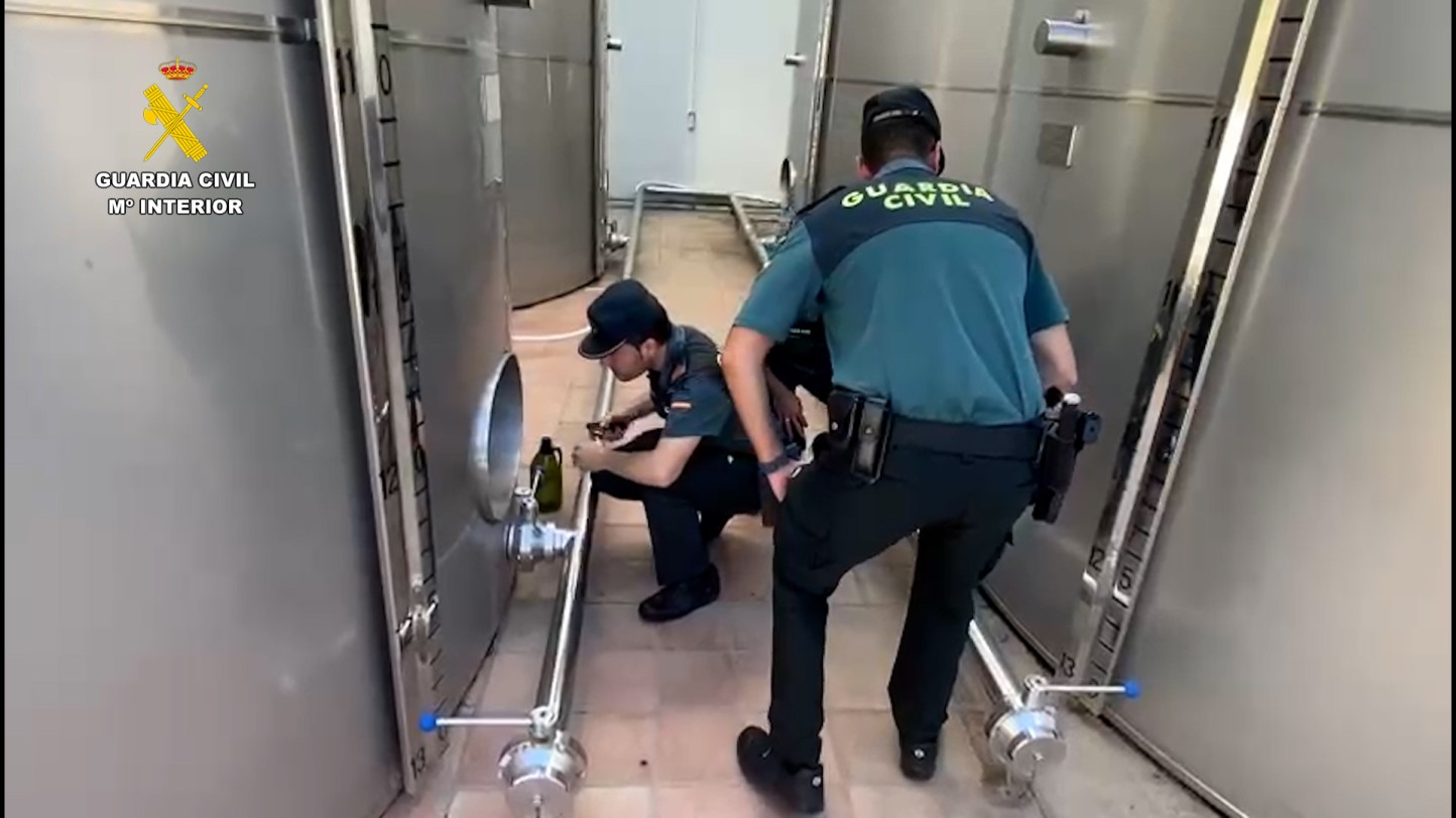 Dos detenidos por robar 56 t de aceite de oliva virgen extra en una almazara de Córdoba