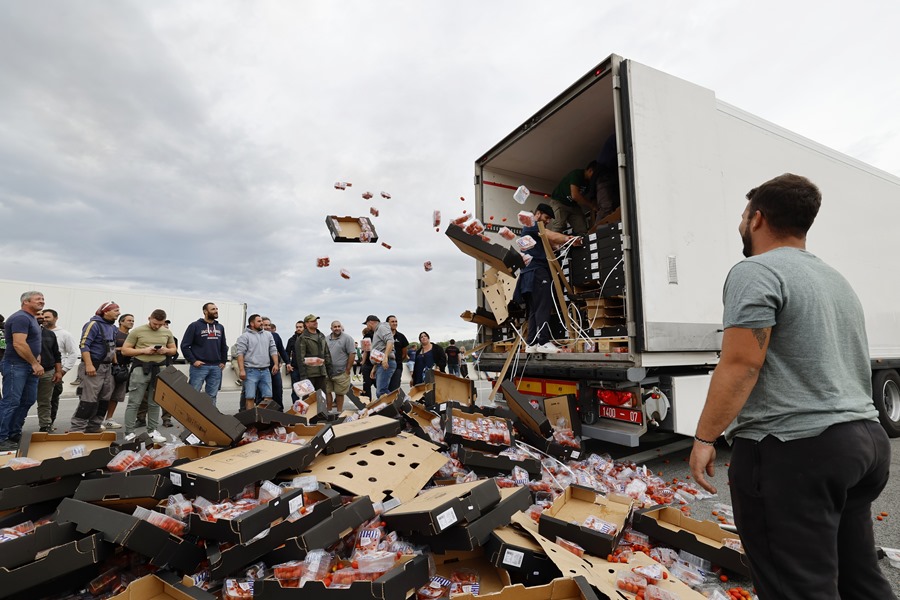 Medio millar de viticultores galos protestaron, bloquearon y derramaron la carga de camiones españoles