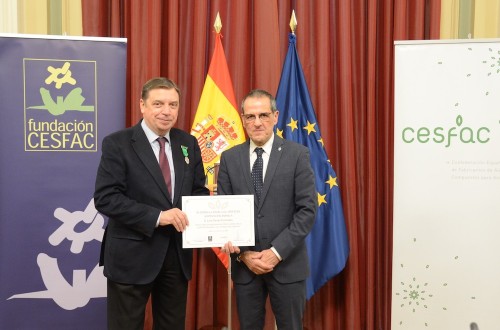 Luis Planas recibe la condecoración al Mérito en Alimentación Animal otorgada por CESFAC