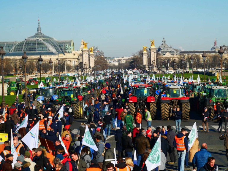 Los sindicatos agrícolas franceses levantan el bloqueo, pero volverán si el ejecutivo no cumple