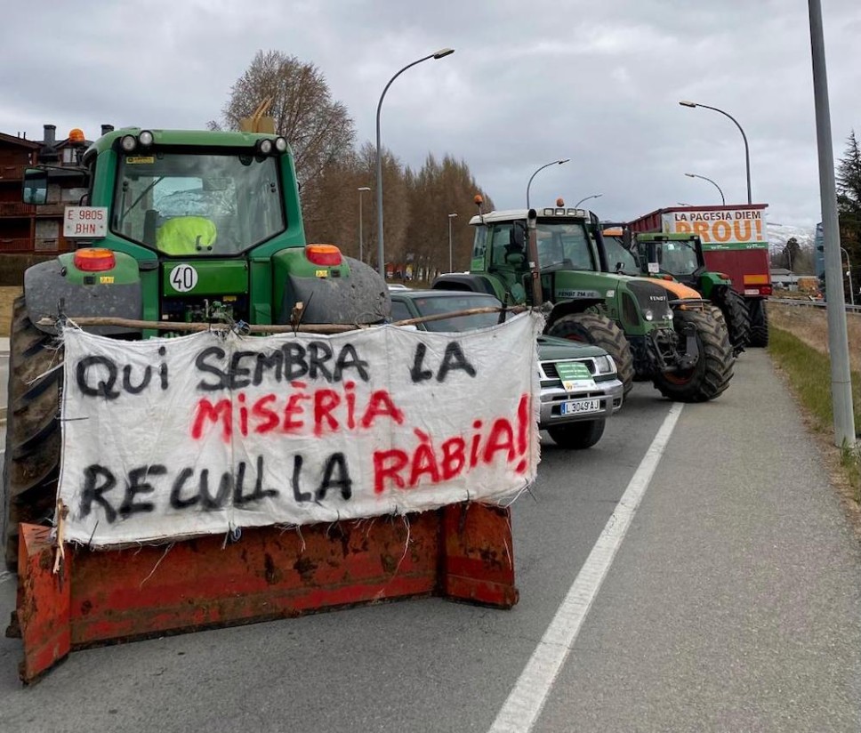 Agricultores catalanes mantienen el bloqueo en la conexión terrestre entre España y Francia