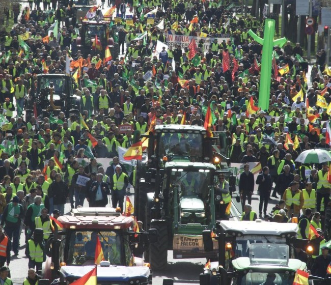 Asaja, COAG y UPA ponen fin a la protesta en Madrid con un balance de 20.000 participantes y advierten de que «esto solo acaba de empezar»