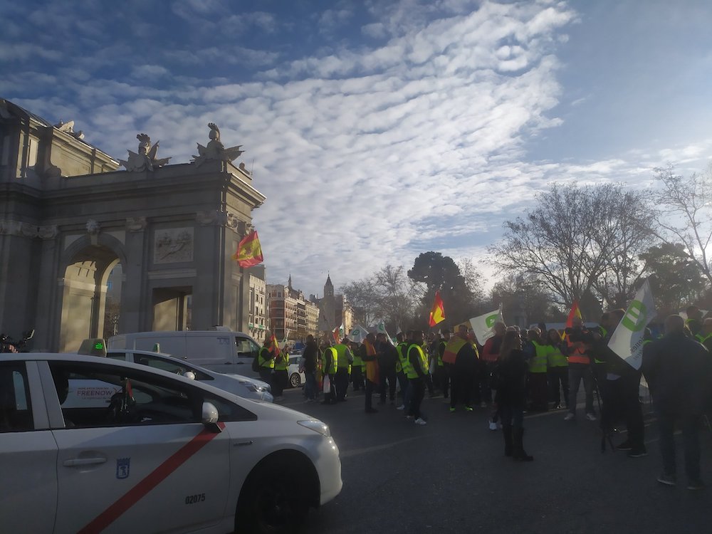 Los agricultores se niegan a irse de Puerta Alcalá mientras no lleguen todos los tractores