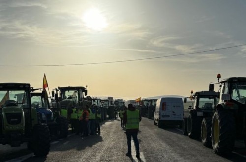 La protesta agrícola mantiene cortes en carreteras por todo el país