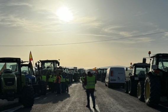 La protesta agrícola mantiene cortes en carreteras por todo el país